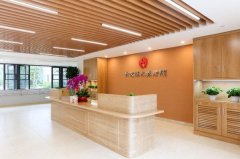 床头智能屏支持一键呼叫与视频通话