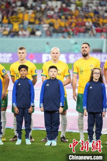 世界杯舞台上的中国小球童尤晟安：9岁，爱足球