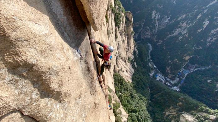 华山自然岩壁攀登公开赛落幕 专业组冠军笑称已
