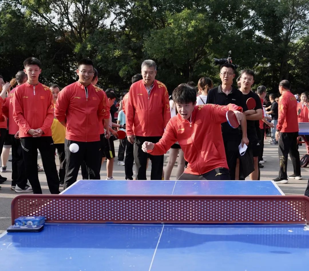 国乒进公园与居民切磋球技：马龙温柔挥拍、王