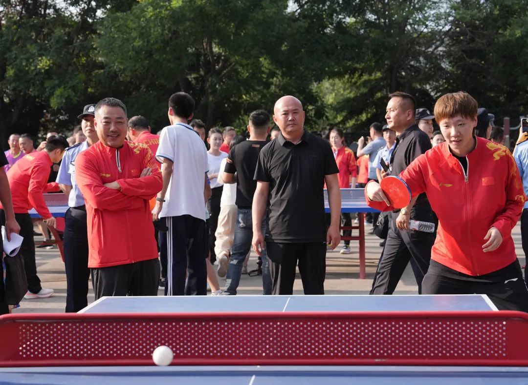 国乒进公园与居民切磋球技：马龙温柔挥拍、王