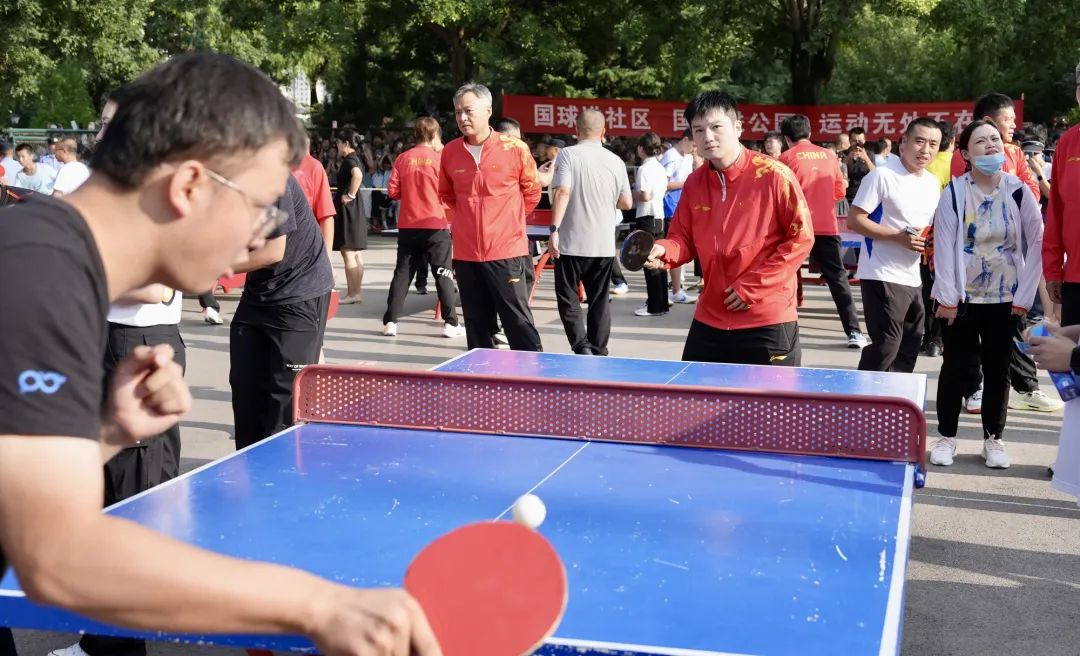 国乒进公园与居民切磋球技：马龙温柔挥拍、王