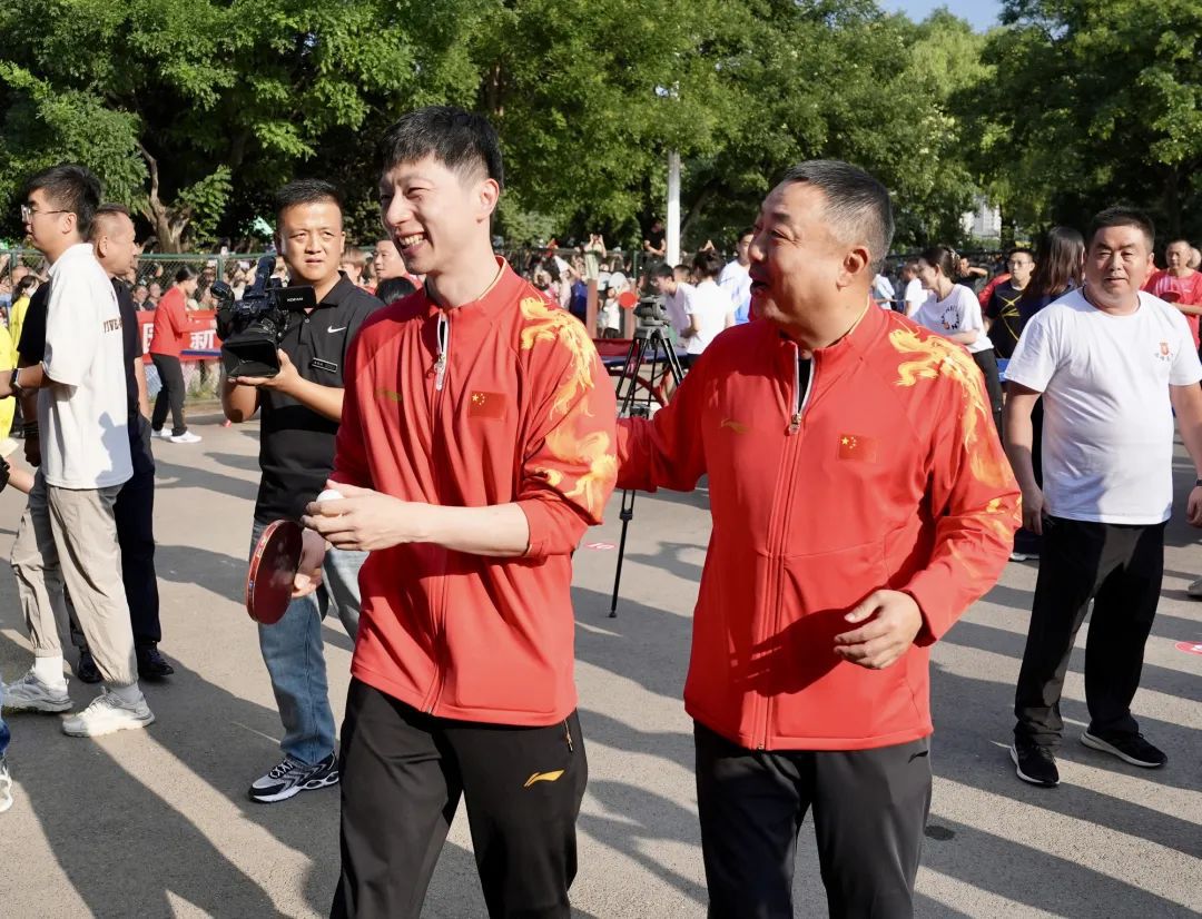 国乒进公园与居民切磋球技：马龙温柔挥拍、王