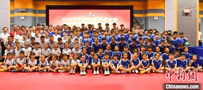 威海启动乒乓球公益联赛 王楠发起计划推动运动