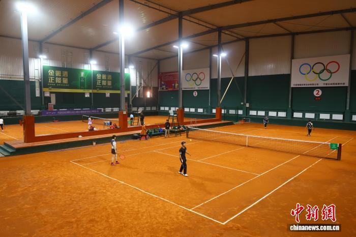 家庭双打赛制创新 宁夏网球赛吸引跨省家庭参赛