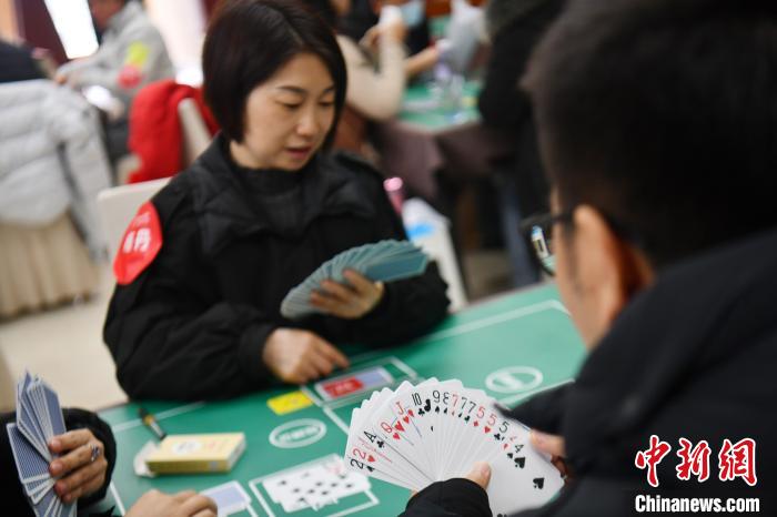 掼蛋成社交新宠 民间赛事频现茶舍