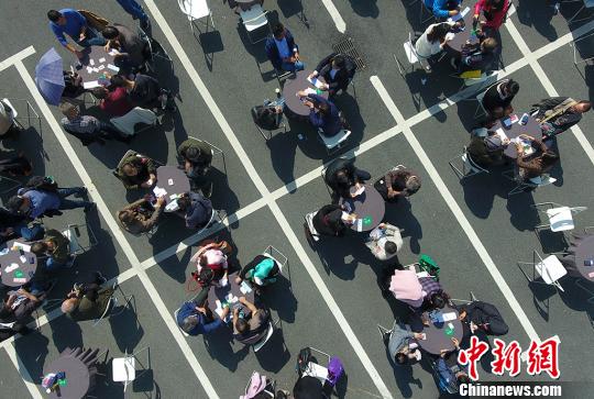 掼蛋成社交新宠 民间赛事频现茶舍