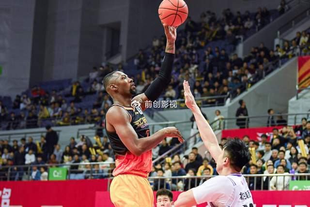 贾尔斯狂砍30分13篮板助江苏男篮险胜北控