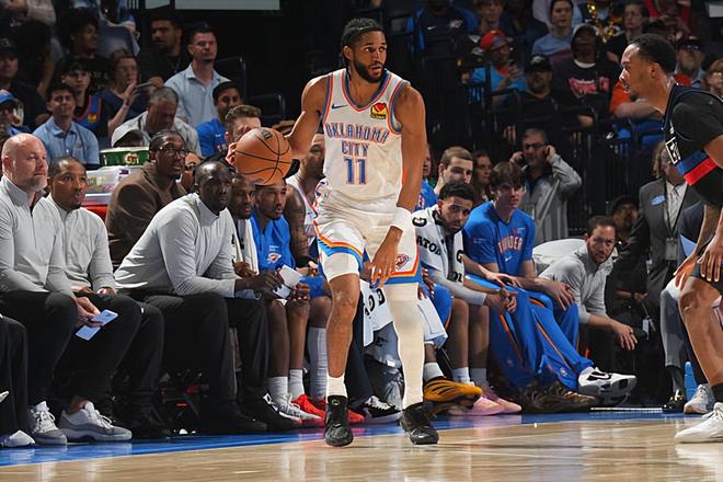 雷霆轻取湖人乔20+助球队登顶西部榜首