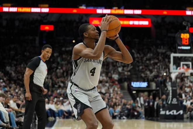 马刺10连胜！文班亚马强势压制勇士科尔赛前狠话