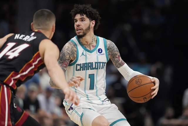 黄蜂力克热火挺进季后赛 杨瀚森首入NBA季后赛舞
