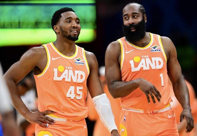 黄蜂力克热火挺进季后赛 杨瀚森首入NBA季后赛舞
